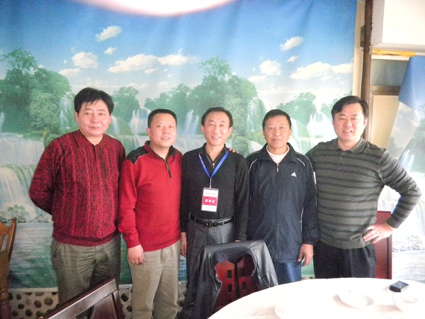 我司總經(jīng)理韓鵬先生(左起三)與商界精英合影