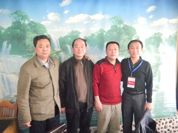 我司總經(jīng)理韓鵬先生(右起一)與商界精英合影