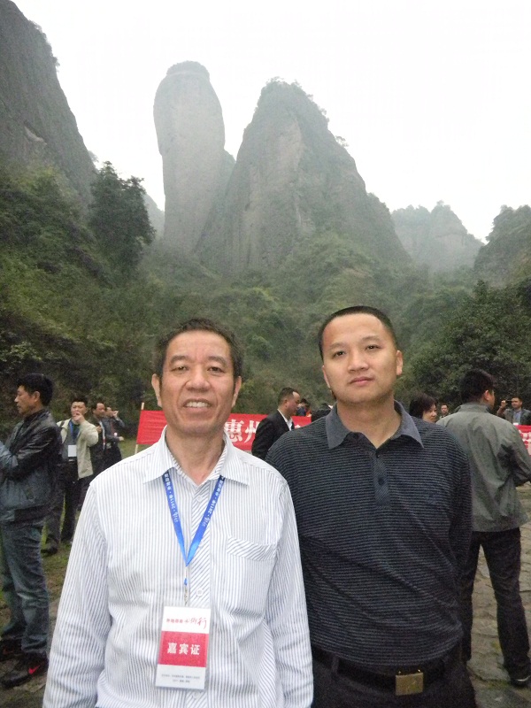 深圳市邵陽(yáng)商會(huì)會(huì)長(zhǎng)劉長(zhǎng)江先生(左)與深圳市邵陽(yáng)商會(huì)秘書(shū)長(zhǎng)黃丹先生(右)