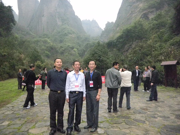 深圳市邵陽(yáng)商會(huì)會(huì)長(zhǎng)劉長(zhǎng)江先生(中)、深圳市邵陽(yáng)商會(huì)秘書(shū)長(zhǎng)黃丹先生(左)與我司總經(jīng)理韓鵬先生(右)合影