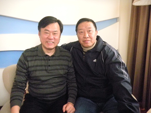 邵陽(yáng)經(jīng)委主任、市長(zhǎng)助理秦立軍(左)與我司經(jīng)濟(jì)發(fā)展戰(zhàn)略顧問(wèn)韓國(guó)良先生(右)