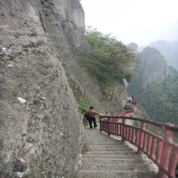 險(xiǎn)峻的崀山