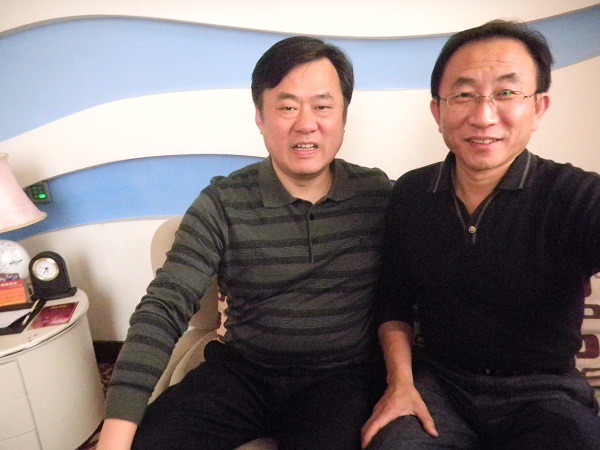 邵陽(yáng)經(jīng)委主任、市長(zhǎng)助理秦立軍(左)與我司總經(jīng)理韓鵬先生(右)